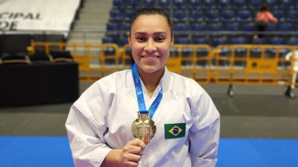 Leylianne Santos conquista ouro no mundial de karatê.